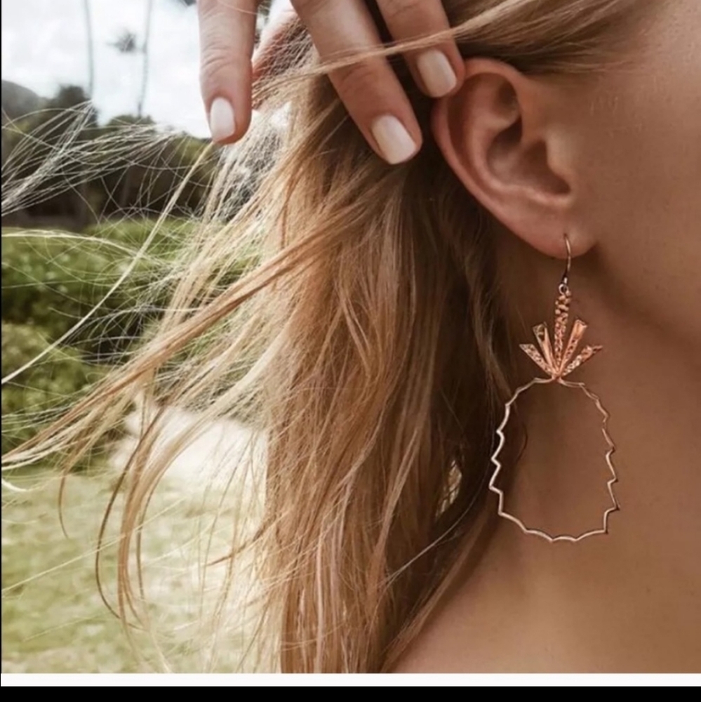 Rose gold pineapple 🍍 earrings!